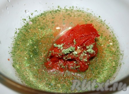 Для приготовления заливки налить в миску горячую воду, добавить томатную пасту, соль, чёрный молотый перец и сушёный чабер.
