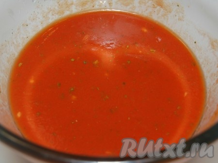 Для приготовления заливки налить в миску горячую воду, добавить томатную пасту, соль, чёрный молотый перец. Перемешать и заливка готова.