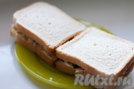Получившийся "бутерброд" сверху накройте еще одним тостом, плотно прижав их друг к другу.