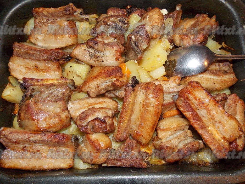 Свиные ребрышки в духовке с картошкой - рецепт приготовления с фото пошагово