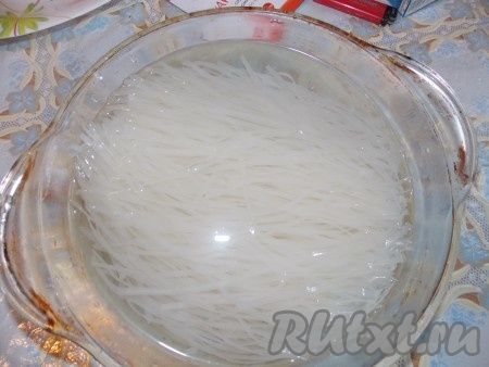 Рисовую лапшу замачиваем в воде комнатной температуры на 15 минут, затем заливаем еще на 5 минут кипятком, затем промываем (лапша для обжарки готова).
