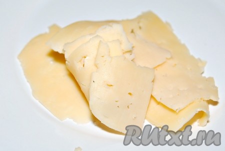 Сыр нарезать тонкими пластинками.