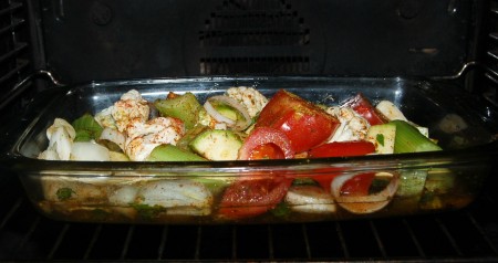 Форму с овощами отправить запекаться в заранее нагретую до 200 градусов духовку на 25 минут. Овощи должны оставаться с легкой хрустинкой.
