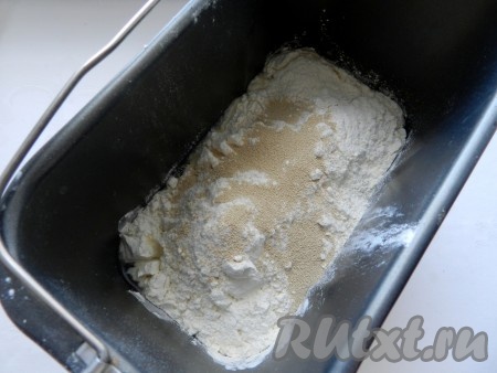 Для приготовления теста для французских багетов в хлебопечке поместить все ингредиенты в контейнер хлебопечки в порядке: вода, соль и сахар, мука, дрожжи. Выбрать режим "дрожжевое тесто".
