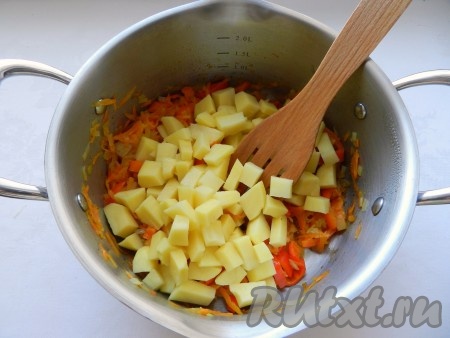 Добавить к овощам нарезанный кубиками картофель, долить воды, чтобы она покрывала овощи и готовить примерно 7-8 минут до полуготовности картофеля.