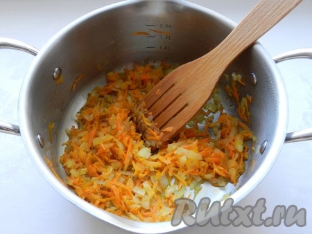 В кастрюле с толстым дном разогреть растительное масло, выложить лук и морковь, обжарить до золотистого цвета.