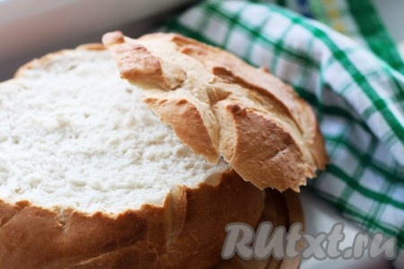 Подготовьте хлеб и пасты для промазывания слоев закусочного торта. У хлеба срежьте верхушку и отложите ее, она нам не потребуется. 