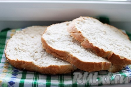 Затем разрежьте хлеб вдоль на 3 равные части (можно использовать хлеб плотной выпечки, чтобы коржи получились более ровными).
