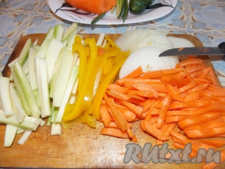 Все овощи нарезаем соломкой.
