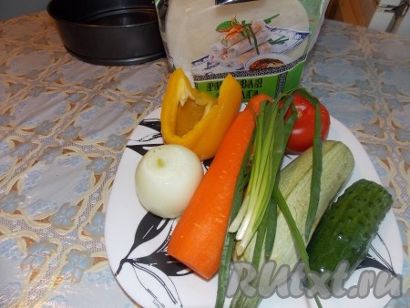 Подготовим все ингредиенты для приготовления овощей в рисовой бумаге.
