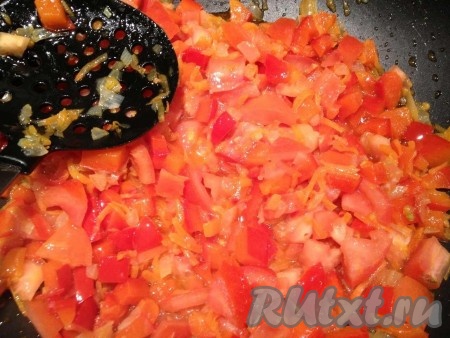 Натираем морковь на крупной терке, лук мелко рубим и обжариваем 5 минут. Добавляем в сковороду (у меня вок) мелко нарезанный перец, затем томаты и жарим, помешивая, до готовности овощей.
