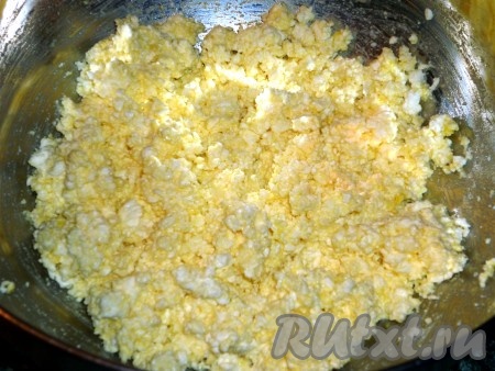 Творог хорошо размять вилкой. Добавить яйцо, сахар, щепотку соли и хорошо перемешать.