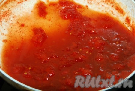 На это понадобится примерно 7 минут. Готовый томатный соус вылить в миску к скумбрии.