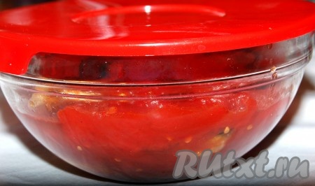 Остудить содержимое миски, закрыть крышкой и убрать в холодильник на несколько часов, чтобы скумбрия как следует пропиталась томатным соусом и приобрела более насыщенный вкус.
