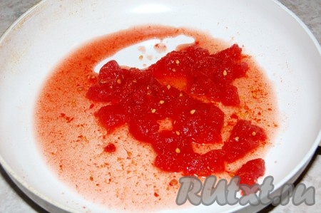 Для приготовления томатного соуса выложить в сковороду нарезанные томаты в собственном соку. Шкурку не использовать.