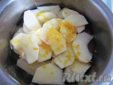 Добавить к яблокам цедру и сок половины лимона. Варить после закипания на медленном огне 2 минуты.
