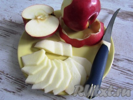 Яблоки очистить от кожуры и сердцевины, нарезать тонкими ломтиками.