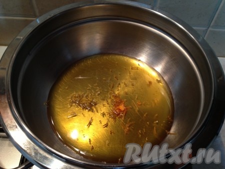 На водяной бане растапливаем мёд, добавив немного тёртой цедры с апельсина.
