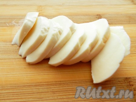 Нарезать сыр моцарелла (сыры твёрдых сортов можно натереть на тёрке).