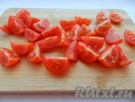 Помидоры черри разрезать на четвертинки, если у вас обычные помидоры, то нарежьте их не очень крупно. Половину зубчика чеснока натереть на мелкой тёрке и смешать с помидорами.