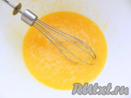 В масляно-сахарную смесь добавить яйца и взбить венчиком.