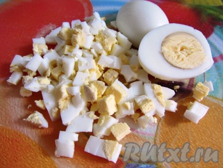 Яйца отварить вкрутую (в течение 10 минут с начала кипения воды), остудить, очистить от скорлупы и мелко нарезать.
