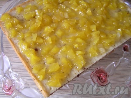 Накрыть клюквенным "бисквитом", выложить ананасовый джем, разровнять.