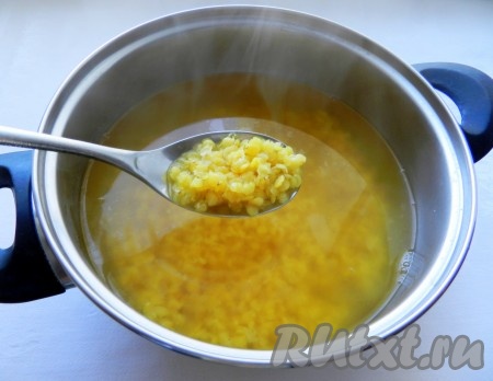 В кастрюле довести до кипения куриный или овощной бульон, всыпать чечевицу и варить суп 10 минут. Посолить.
