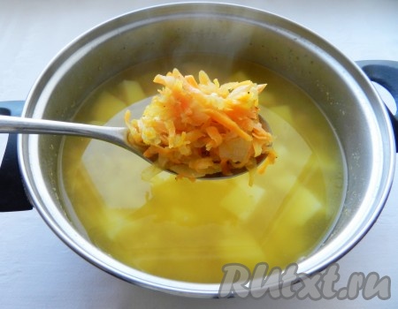 Затем добавить картофель и варить его до готовности. Когда картофель сварится, добавить в суп обжаренные лук и морковь, специи, довести до кипения и варить еще 2-3 минуты.
