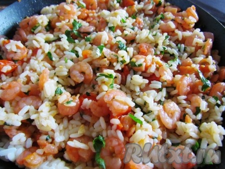 Добавить рис. Перемешать. Накрыть крышкой, выключить плиту и дать постоять 10 минут. Вкусный рис с креветками и помидорами черри готов.
