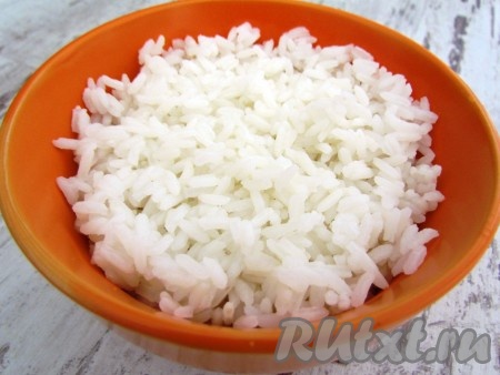 Рис отварить в подсоленной воде до готовности.