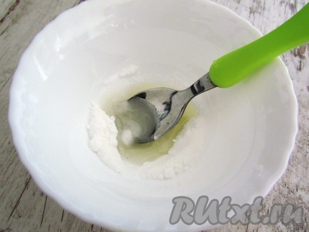 Остывший пирог покрыть глазурью. Для приготовления глазури смешать 3 столовые ложки сахарной пудры и оставшийся лимонный сок.