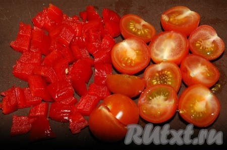 Нарезать свежие помидоры и сладкий перец. 