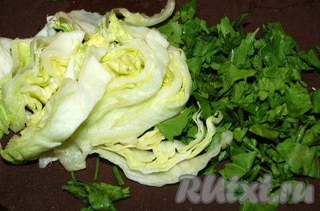Нарезать петрушку и листовой салат.