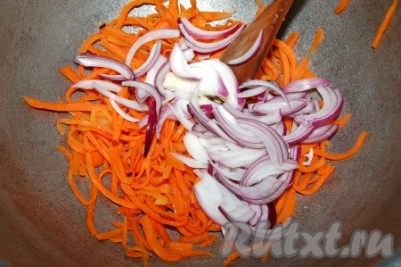 Добавить нарезанный лук к моркови.
