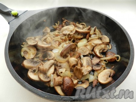 На растительном масле обжарить лук и грибы, посолить и поперчить по вкусу.