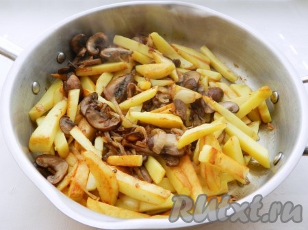 Когда на картошке образуется румяная корочка, посолить по вкусу, добавить обжаренные грибы с луком, накрыть сковороду крышкой и довести до готовности в течение 5-6 минут.