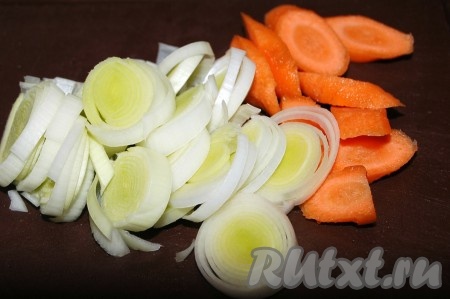 Затем добавить нарезанные кружочками морковь и лук порей.