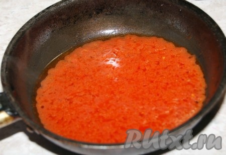 Обжаренную томатную заправку перелить в суп из индейки, добавить соль, перец, специи. После этого варить суп 10 минут и выключить огонь.
