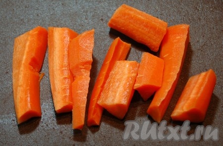 Нарезать морковь на кусочки, которые поместятся в блендер.