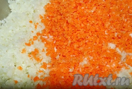 Соединить в миске капустную крошку с морковной.