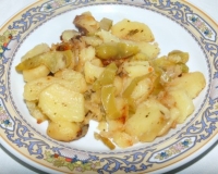 Картошка, жареная с болгарским перцем и луком
