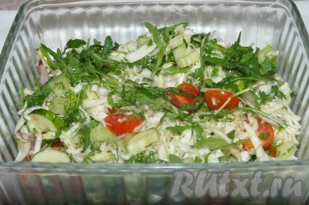 Переложить готовый овощной салат с капустой в салатник и подавать на стол.