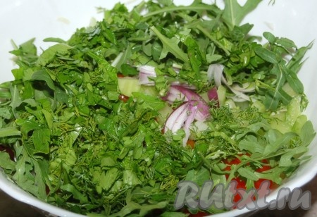 Нарезать мелко укроп и петрушку, добавить в миску к овощному салату с капустой.
