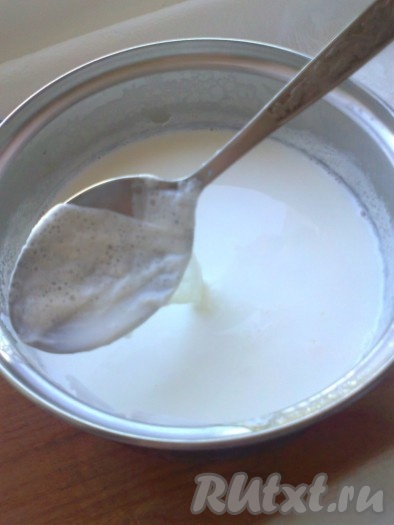 Молоко вскипятить, после чего остудить минут 10, примерно до 40-50 градусов, (молоко должно быть горячее, а не теплое), снять пенку.
