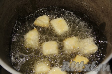 Обжарить печенье на сковороде в горячем растительном масле до золотистого цвета.
