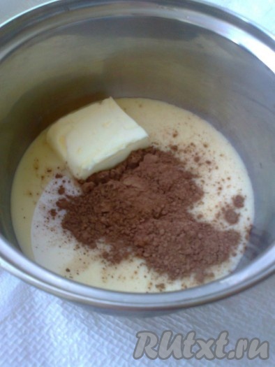 В небольшой кастрюле (2 литра) смешать молоко, какао и масло.
