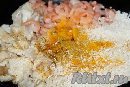 Рис промыть. В сковороду к обжаренному луку добавить очищенные креветки, рис, соль, специи. Остывшую рыбу порвать руками на кусочки и тоже добавить в сковороду.