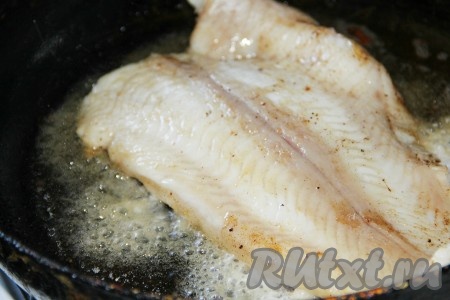 Первым делом филе рыбы обжарить целиком на растительном масле на сковороде на среднем огне до подрумянивания с двух сторон. Жарить рыбу до готовности не надо, филе должно слегка "схватиться". Рыбу со сковороды переложить на тарелку, а  в растительное масло, в котором жарилась рыбка, выложить очищенную и мелко нарезанную луковицу, обжарить её, помешивая, до золотистого цвета.
