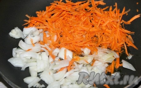 Морковь натереть на крупной терке, лук репчатый нарезать небольшими перьями и обжаривать на сковороде на растительном масле.
